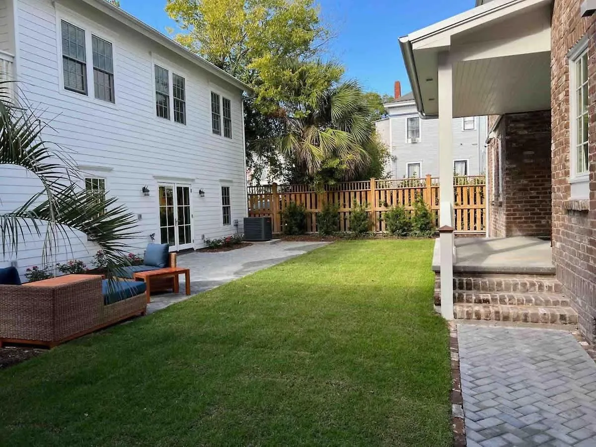 Spacious 3-Floor Downtown Retreat - Prime Location Savannah