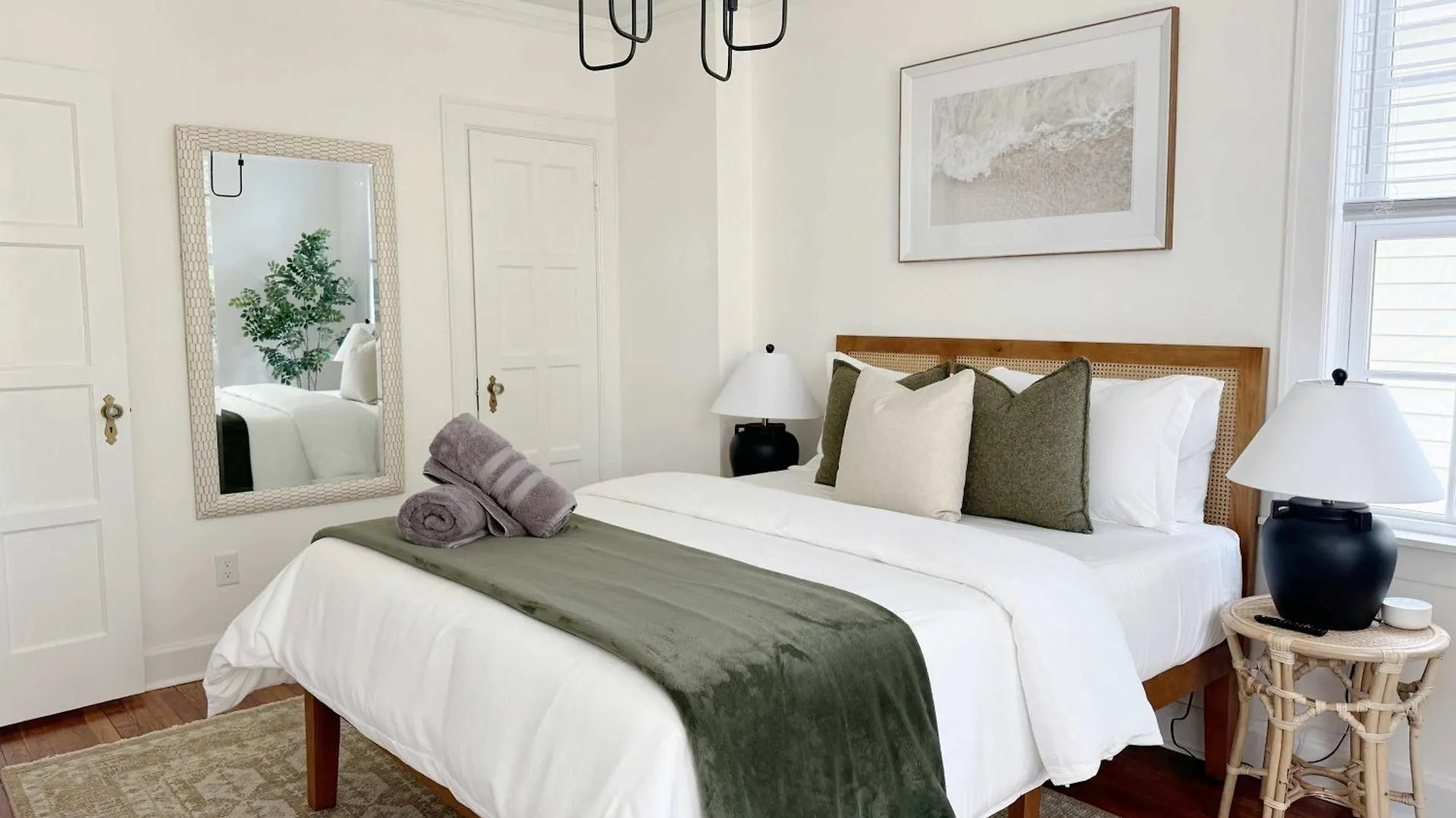 Spacious 3-Floor Downtown Retreat - Prime Location Savannah 0*,
