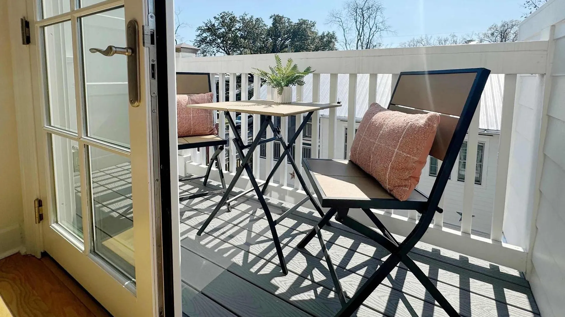 Spacious 3-Floor Downtown Retreat - Prime Location Savannah 0*,  United States
