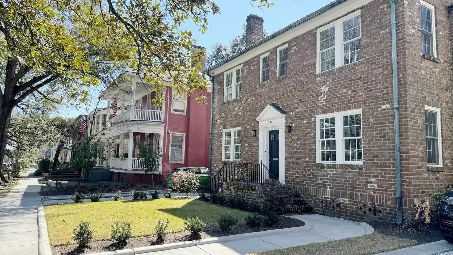 Spacious 3-Floor Downtown Retreat - Prime Location Savannah